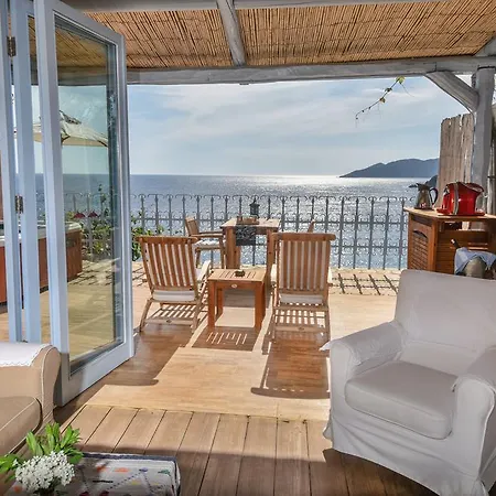 Beyaz Yunus - Adult Only Oludeniz